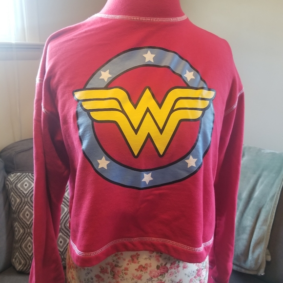 Tops - Wonder Woman Crop Sweatshirt